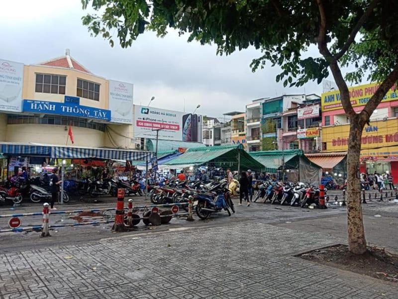 Hình ảnh các sạp bán đồ si tấp nập người lựa chọn tại Chợ Hạnh Thông Tây buổi tối